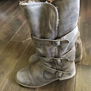 Soft brown/grey suede boots with faux fur lining